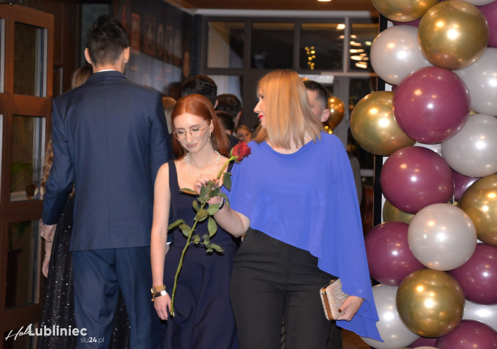 Studniówka Mickiewicza. Młodość, taniec, zabawa