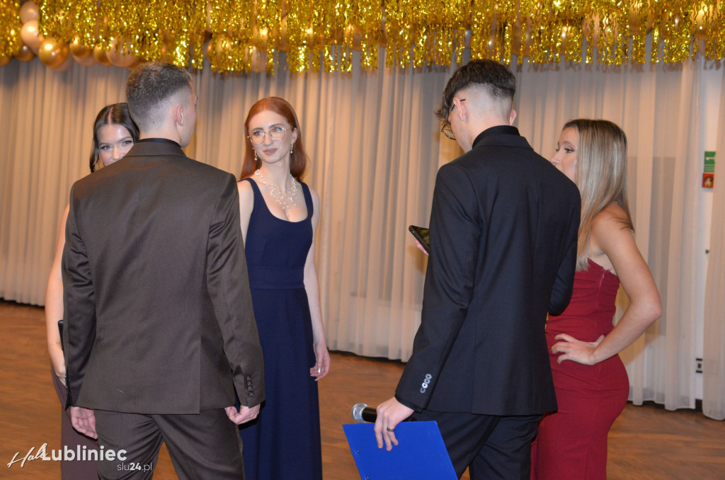 Studniówka Mickiewicza. Młodość, taniec, zabawa