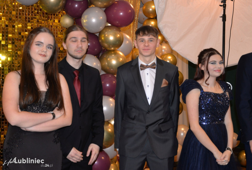 Studniówka Mickiewicza. Młodość, taniec, zabawa