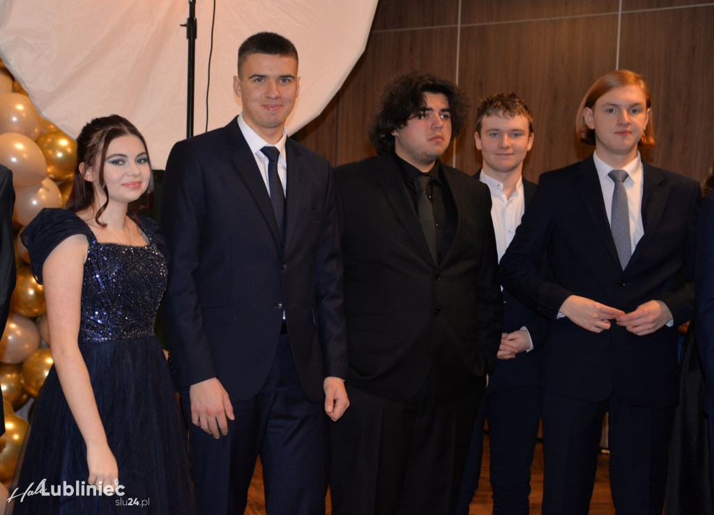 Studniówka Mickiewicza. Młodość, taniec, zabawa