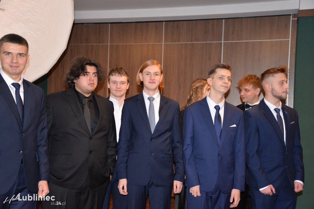 Studniówka Mickiewicza. Młodość, taniec, zabawa