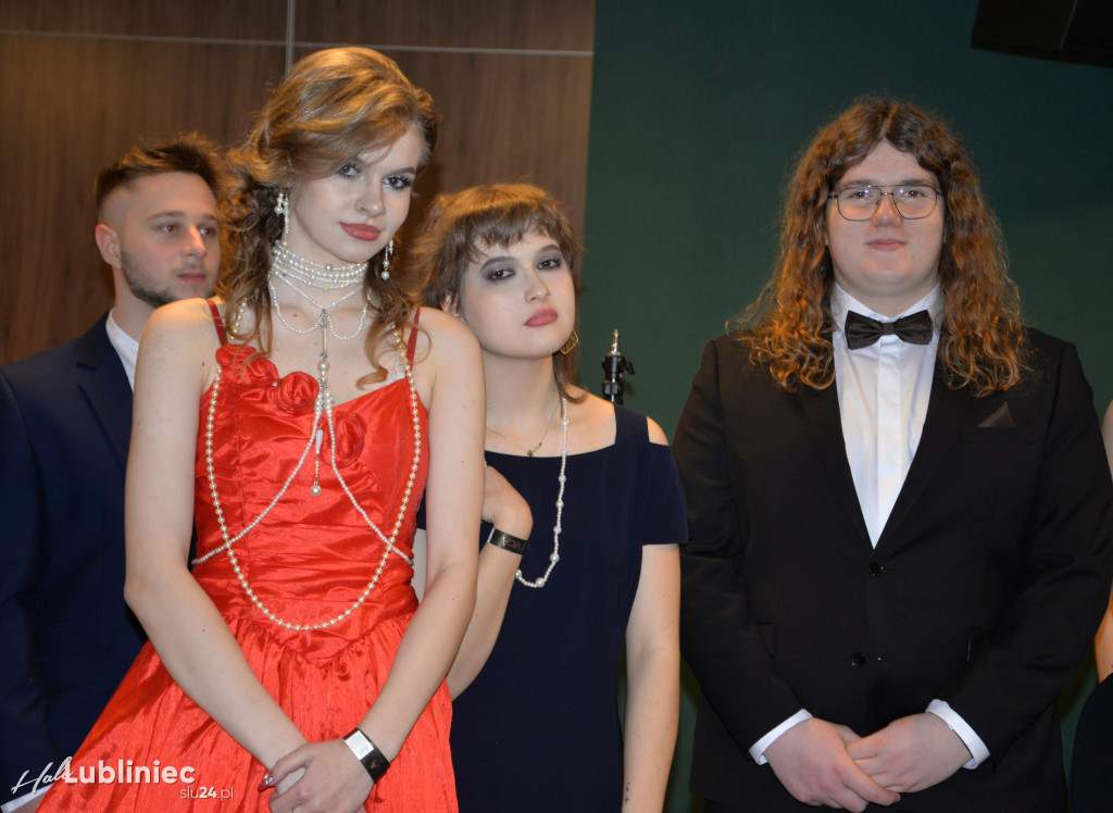 Studniówka Mickiewicza. Młodość, taniec, zabawa