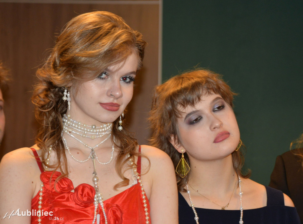 Studniówka Mickiewicza. Młodość, taniec, zabawa