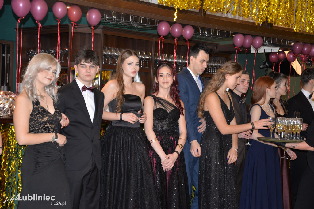 Studniówka Mickiewicza. Młodość, taniec, zabawa