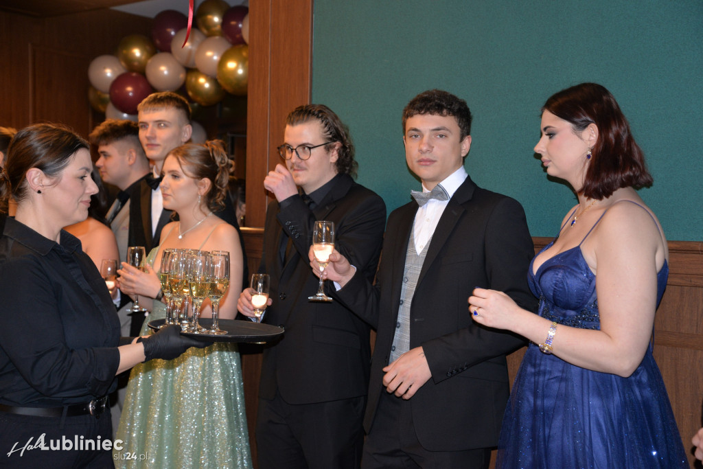 Studniówka Mickiewicza. Młodość, taniec, zabawa