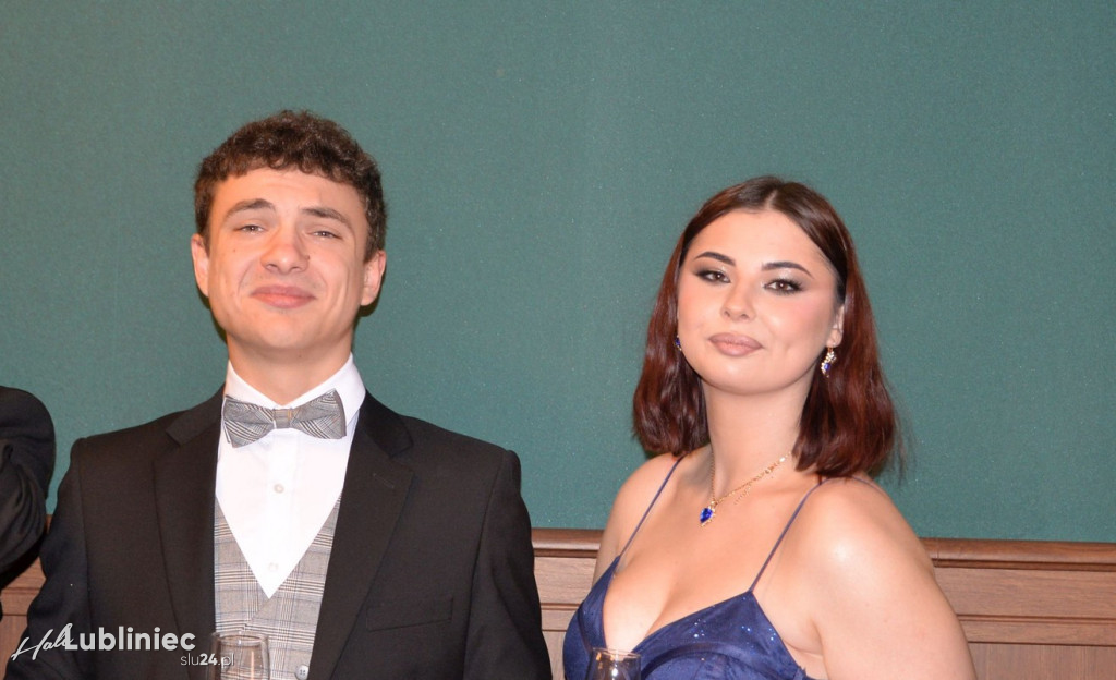 Studniówka Mickiewicza. Młodość, taniec, zabawa