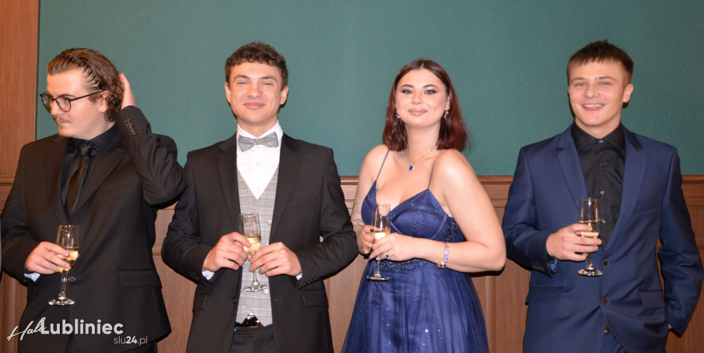 Studniówka Mickiewicza. Młodość, taniec, zabawa