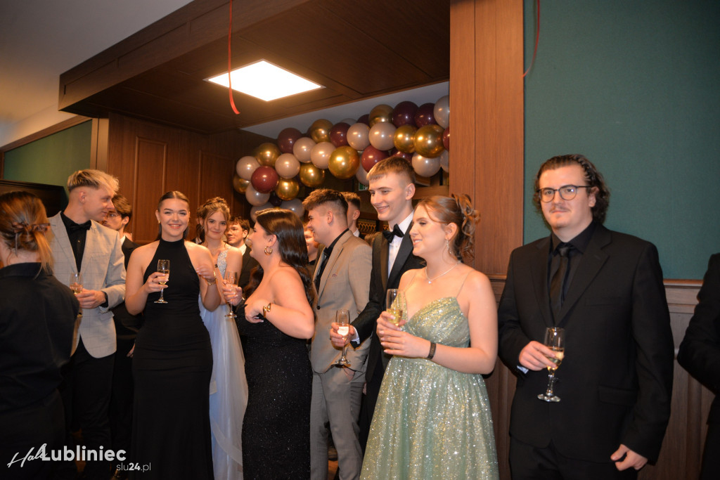 Studniówka Mickiewicza. Młodość, taniec, zabawa