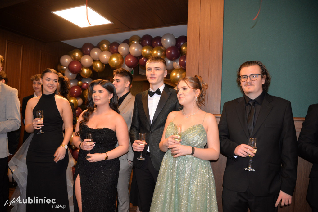 Studniówka Mickiewicza. Młodość, taniec, zabawa