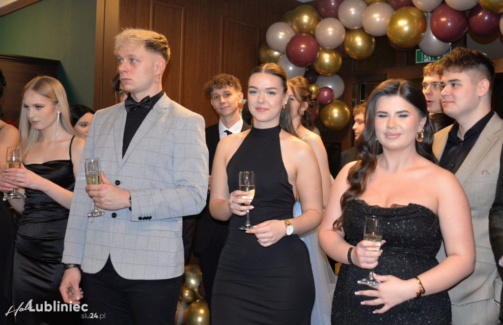 Studniówka Mickiewicza. Młodość, taniec, zabawa