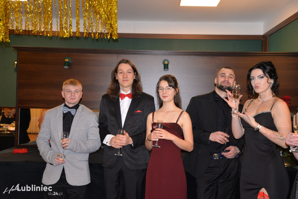 Studniówka Mickiewicza. Młodość, taniec, zabawa