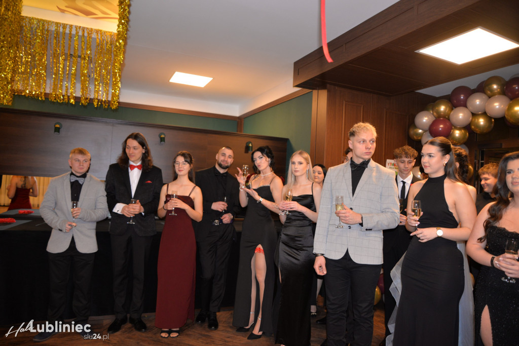 Studniówka Mickiewicza. Młodość, taniec, zabawa