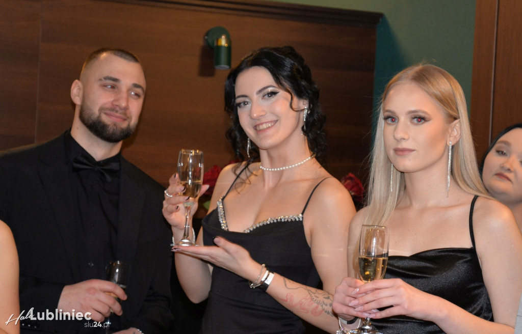 Studniówka Mickiewicza. Młodość, taniec, zabawa