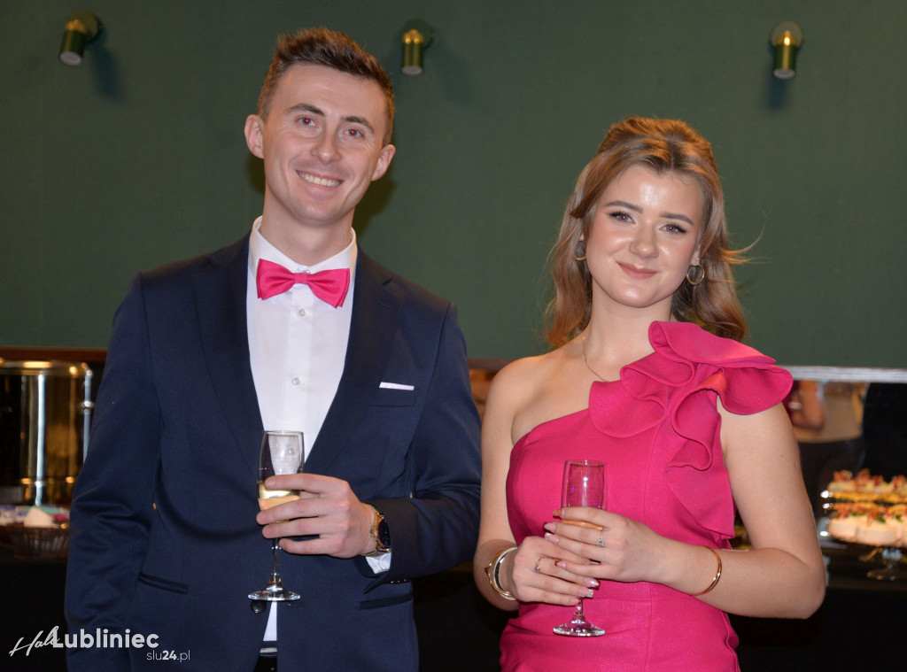 Studniówka Mickiewicza. Młodość, taniec, zabawa