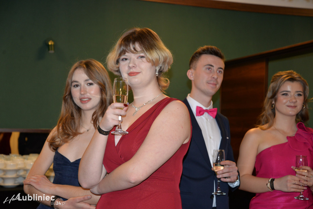 Studniówka Mickiewicza. Młodość, taniec, zabawa