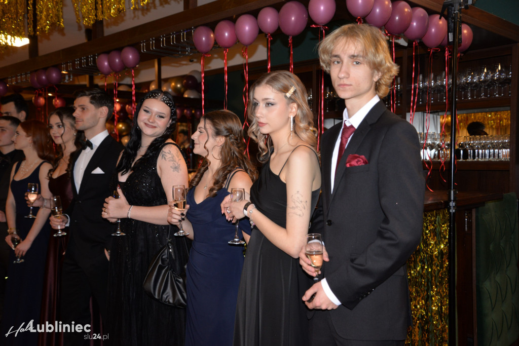 Studniówka Mickiewicza. Młodość, taniec, zabawa