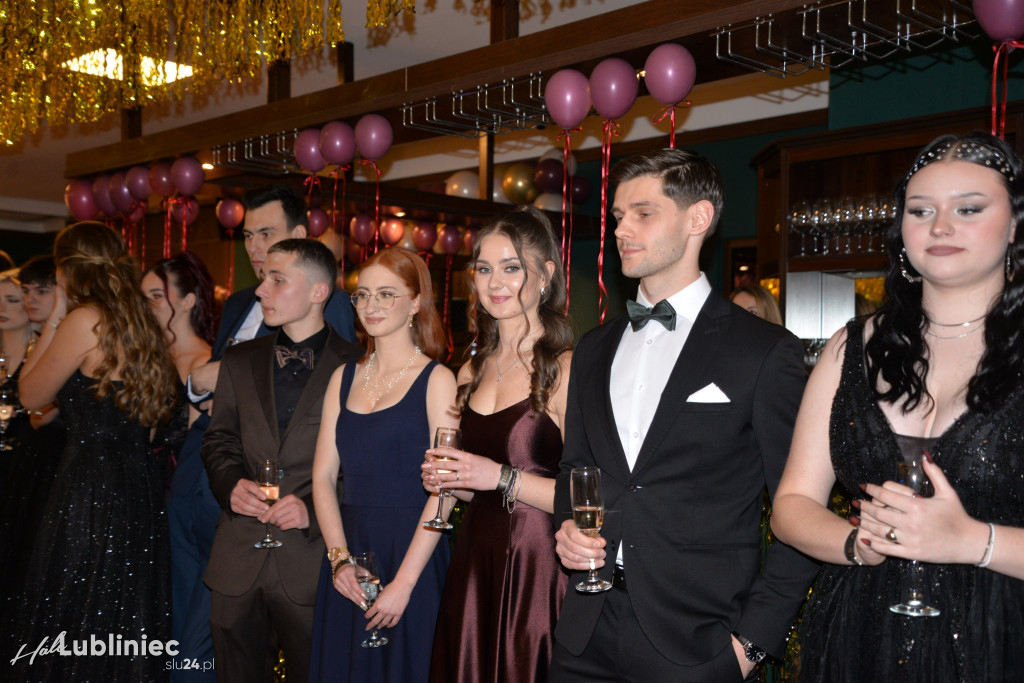 Studniówka Mickiewicza. Młodość, taniec, zabawa