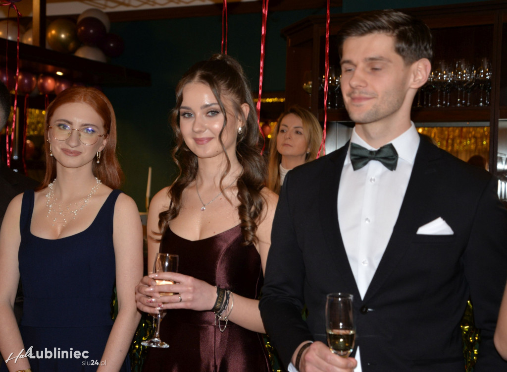 Studniówka Mickiewicza. Młodość, taniec, zabawa