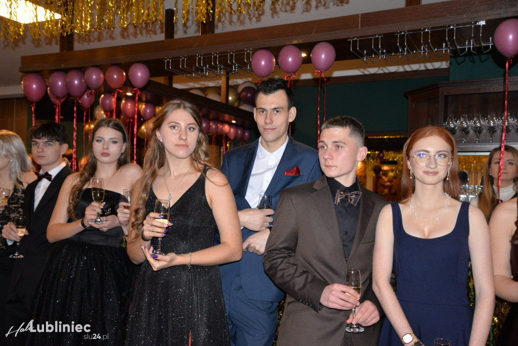 Studniówka Mickiewicza. Młodość, taniec, zabawa