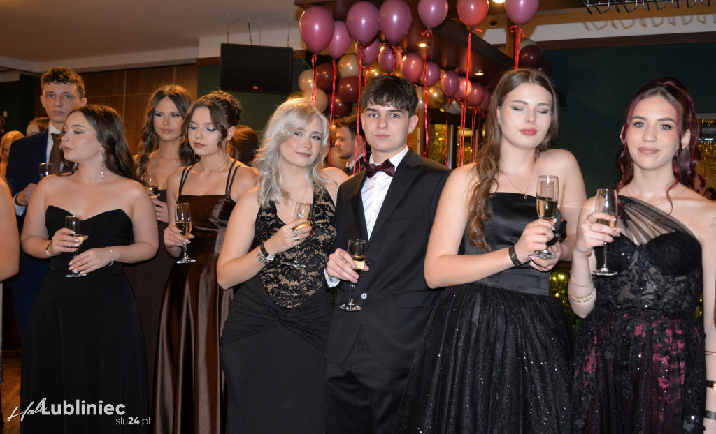 Studniówka Mickiewicza. Młodość, taniec, zabawa