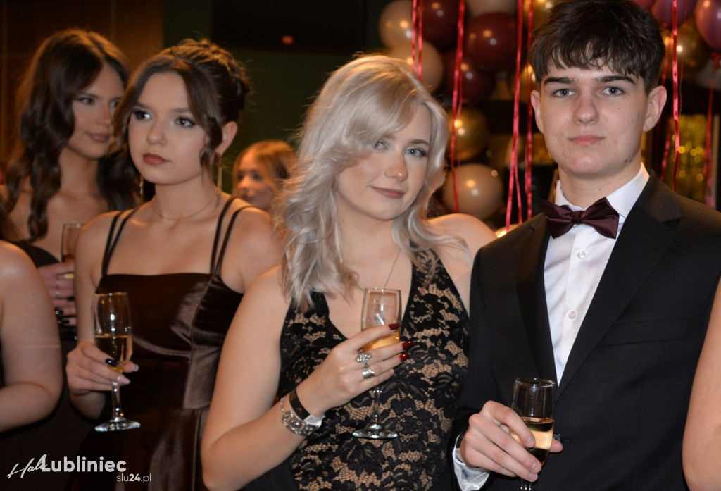 Studniówka Mickiewicza. Młodość, taniec, zabawa