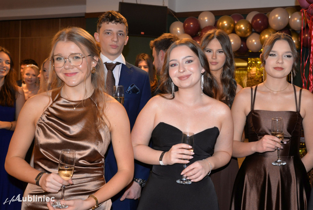 Studniówka Mickiewicza. Młodość, taniec, zabawa