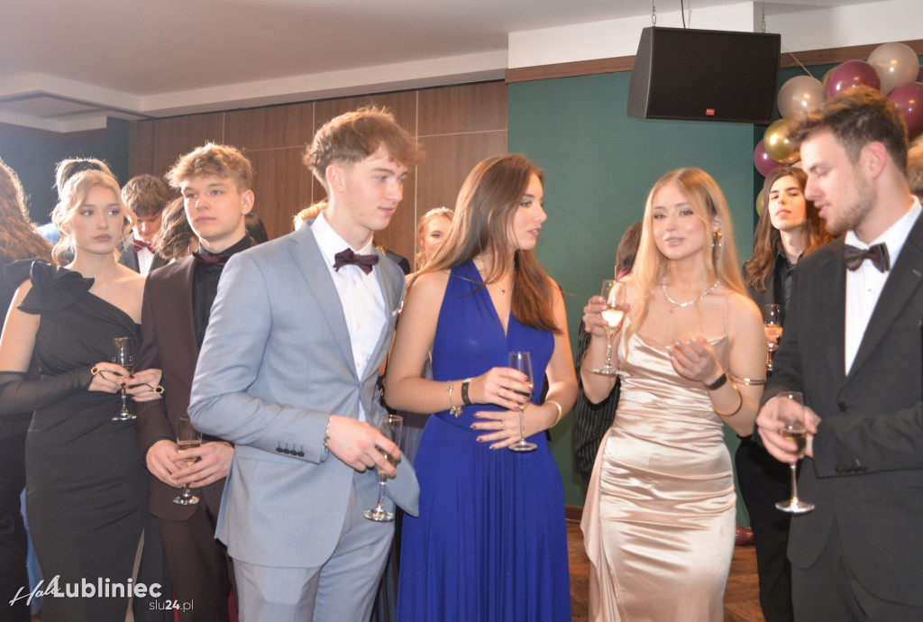 Studniówka Mickiewicza. Młodość, taniec, zabawa