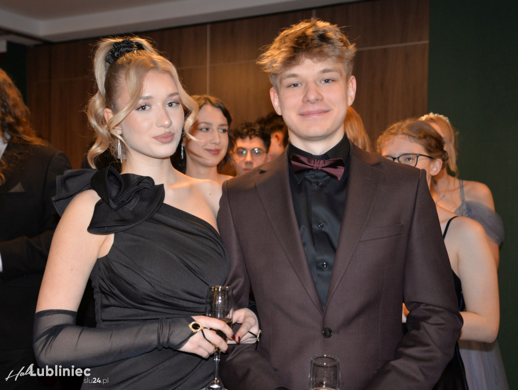 Studniówka Mickiewicza. Młodość, taniec, zabawa