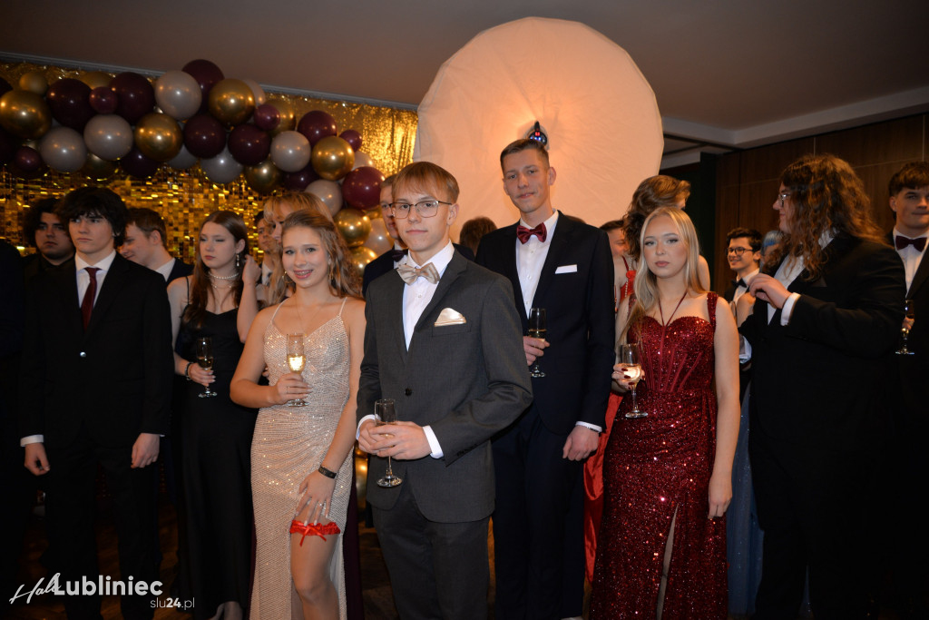 Studniówka Mickiewicza. Młodość, taniec, zabawa