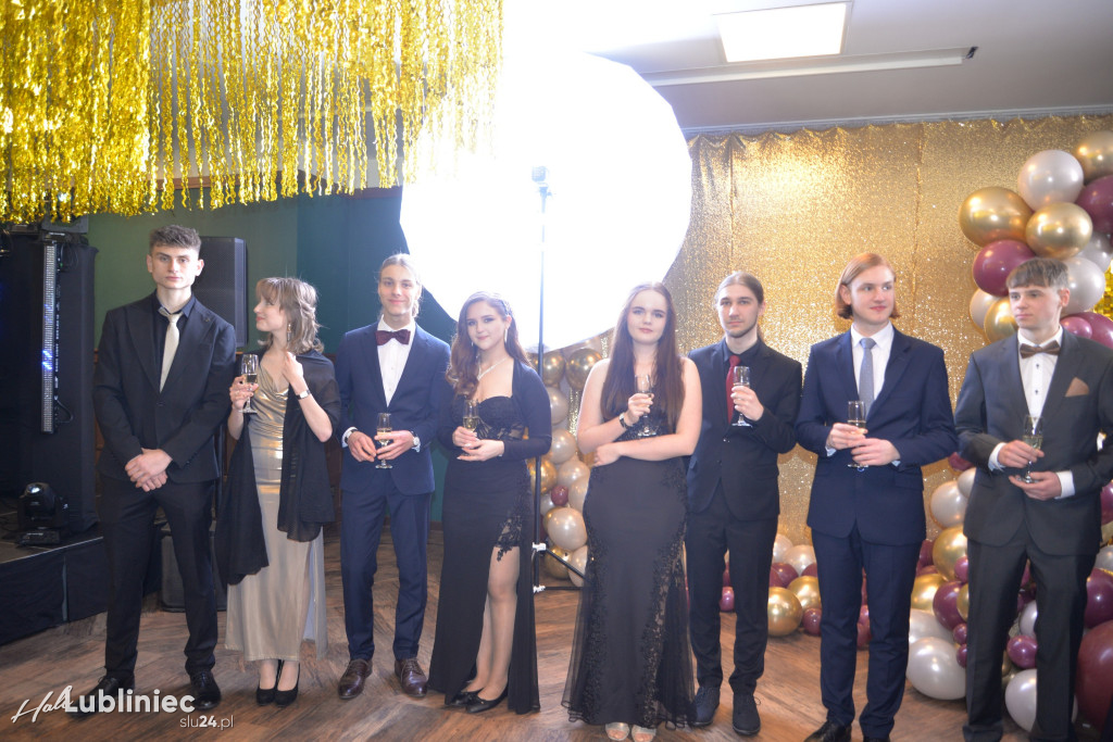 Studniówka Mickiewicza. Młodość, taniec, zabawa