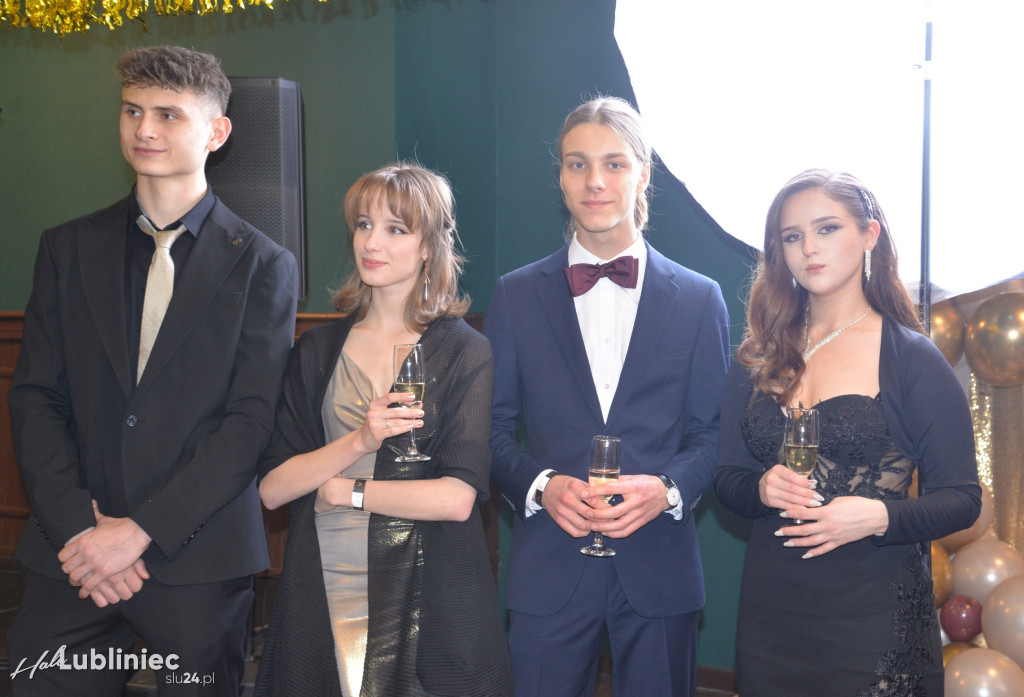 Studniówka Mickiewicza. Młodość, taniec, zabawa