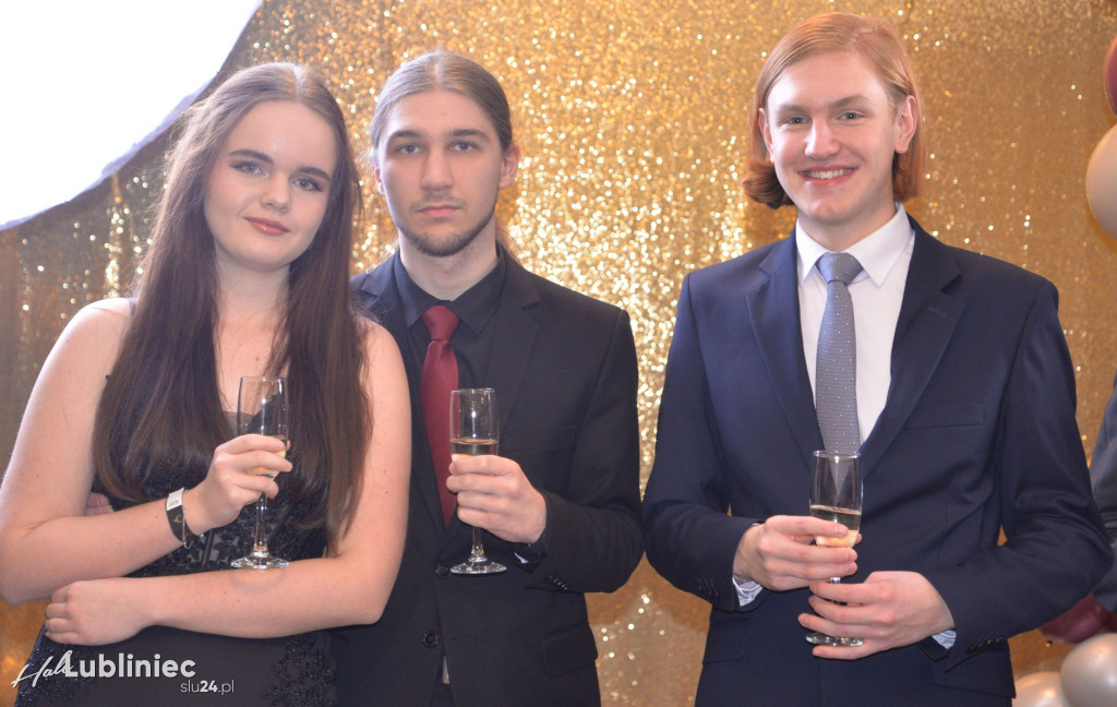 Studniówka Mickiewicza. Młodość, taniec, zabawa