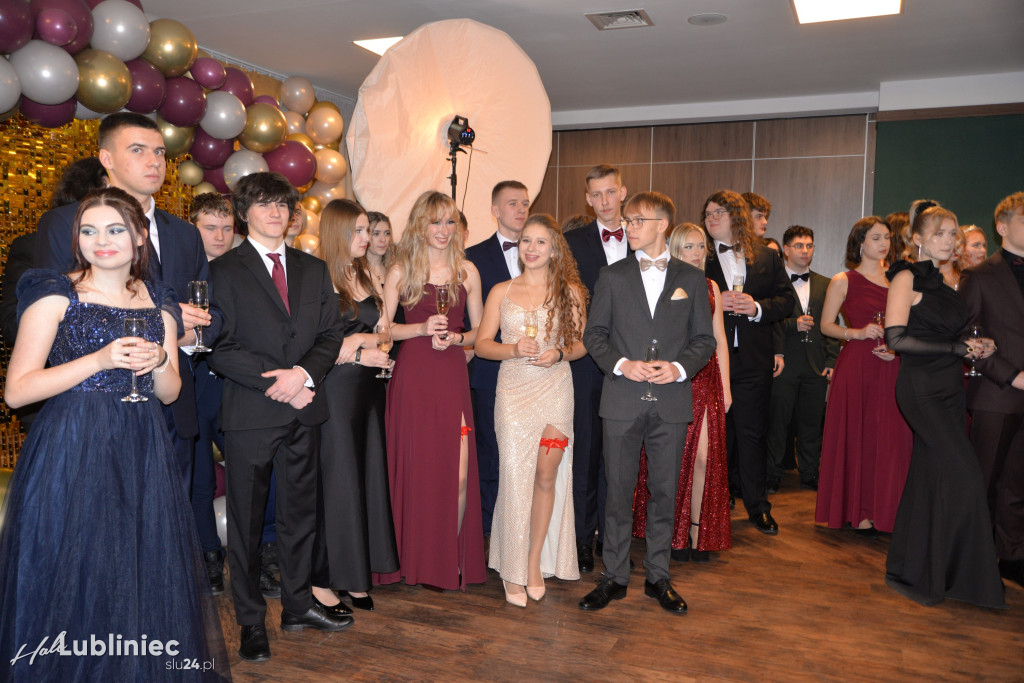 Studniówka Mickiewicza. Młodość, taniec, zabawa