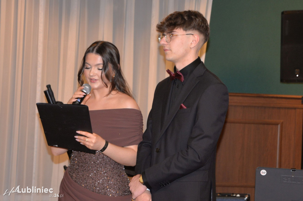 Studniówka Mickiewicza. Młodość, taniec, zabawa