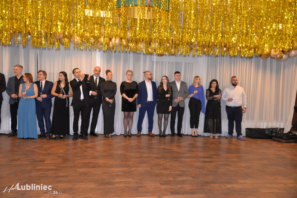 Studniówka Mickiewicza. Młodość, taniec, zabawa