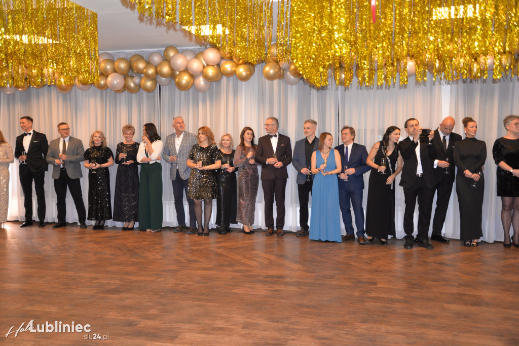 Studniówka Mickiewicza. Młodość, taniec, zabawa