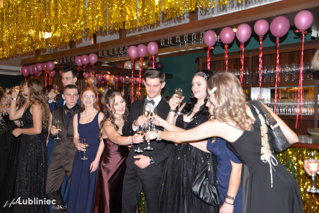 Studniówka Mickiewicza. Młodość, taniec, zabawa