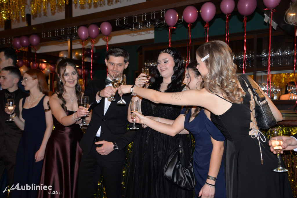 Studniówka Mickiewicza. Młodość, taniec, zabawa