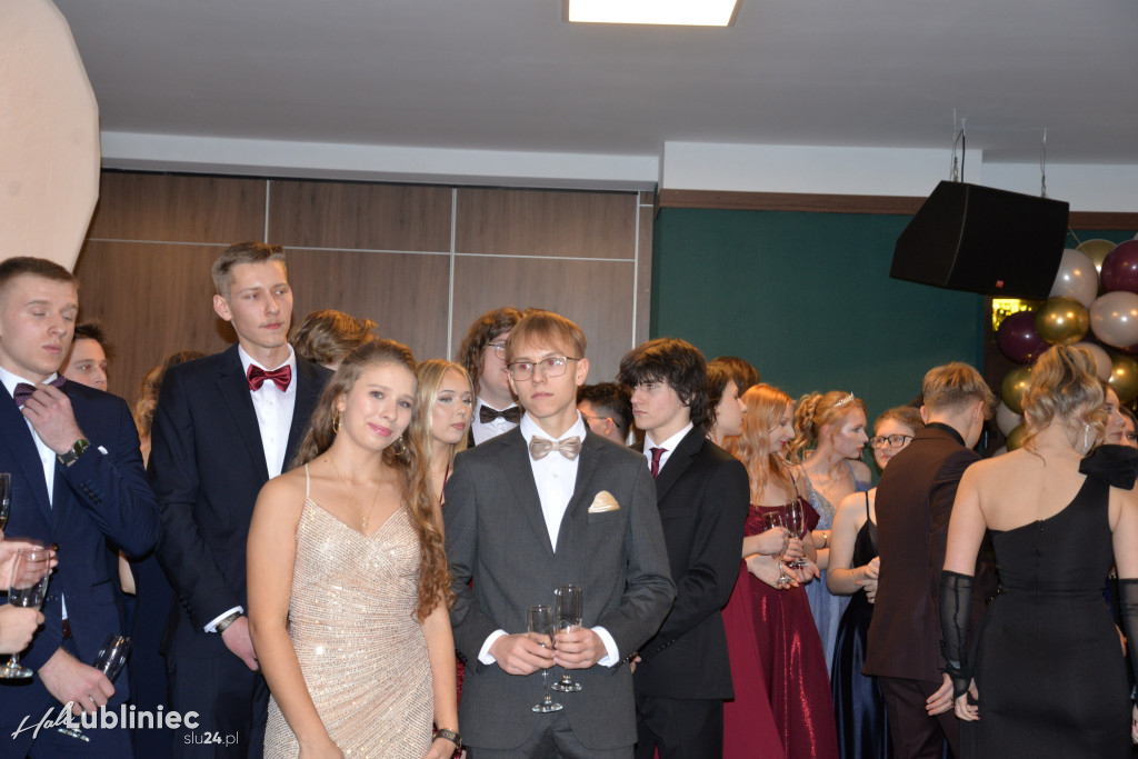 Studniówka Mickiewicza. Młodość, taniec, zabawa