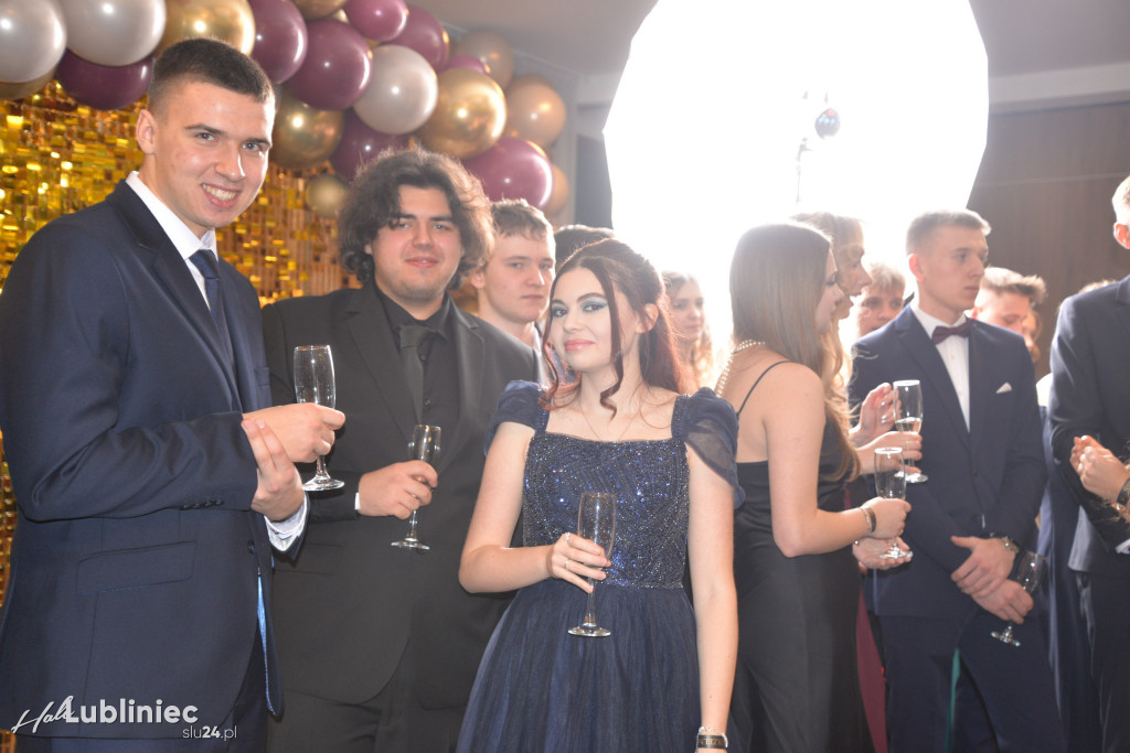 Studniówka Mickiewicza. Młodość, taniec, zabawa