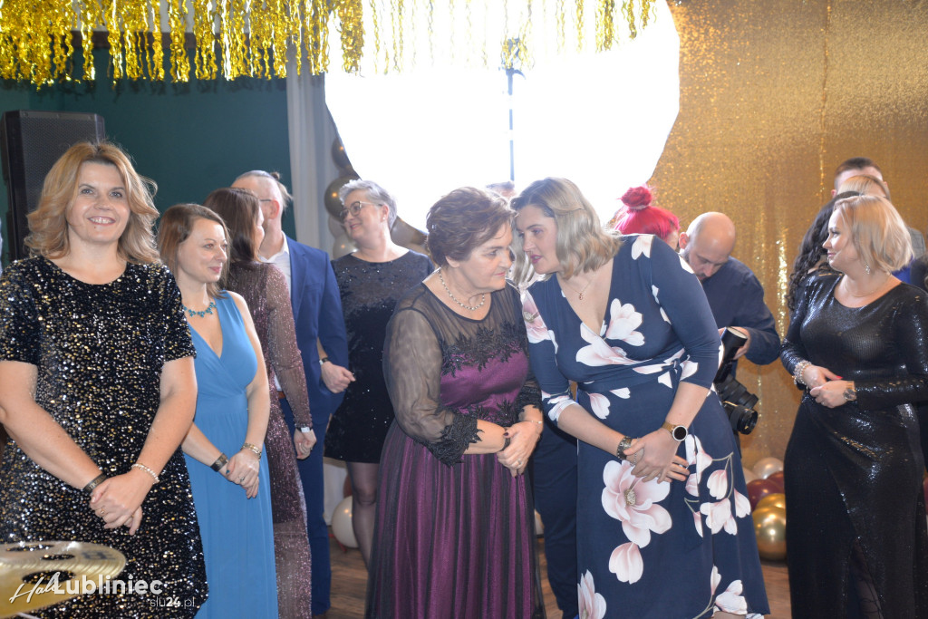 Studniówka Mickiewicza. Młodość, taniec, zabawa