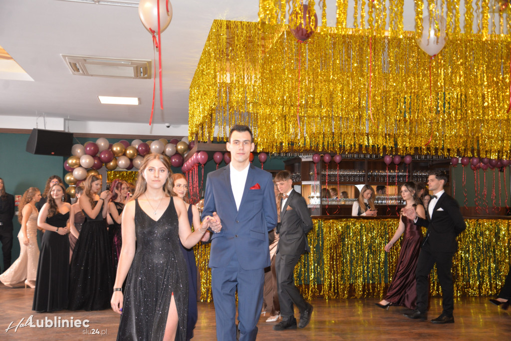 Studniówka Mickiewicza. Młodość, taniec, zabawa