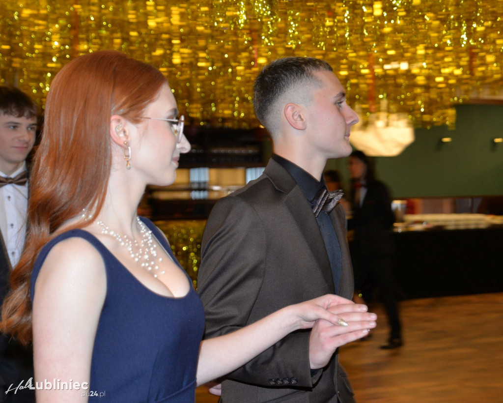 Studniówka Mickiewicza. Młodość, taniec, zabawa