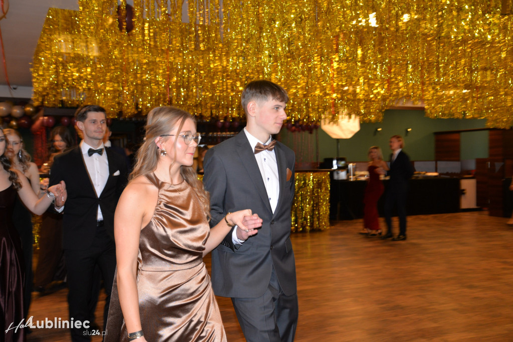 Studniówka Mickiewicza. Młodość, taniec, zabawa