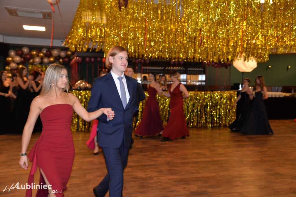 Studniówka Mickiewicza. Młodość, taniec, zabawa