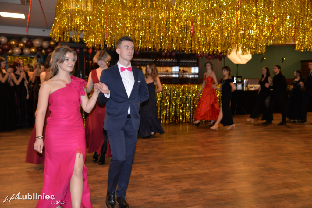 Studniówka Mickiewicza. Młodość, taniec, zabawa