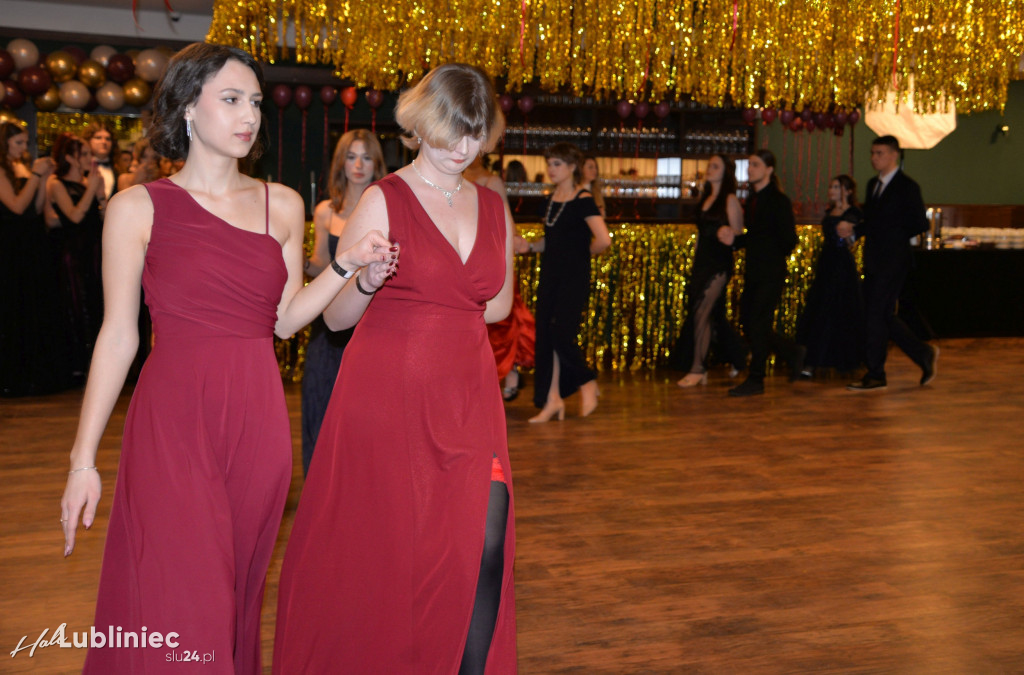 Studniówka Mickiewicza. Młodość, taniec, zabawa