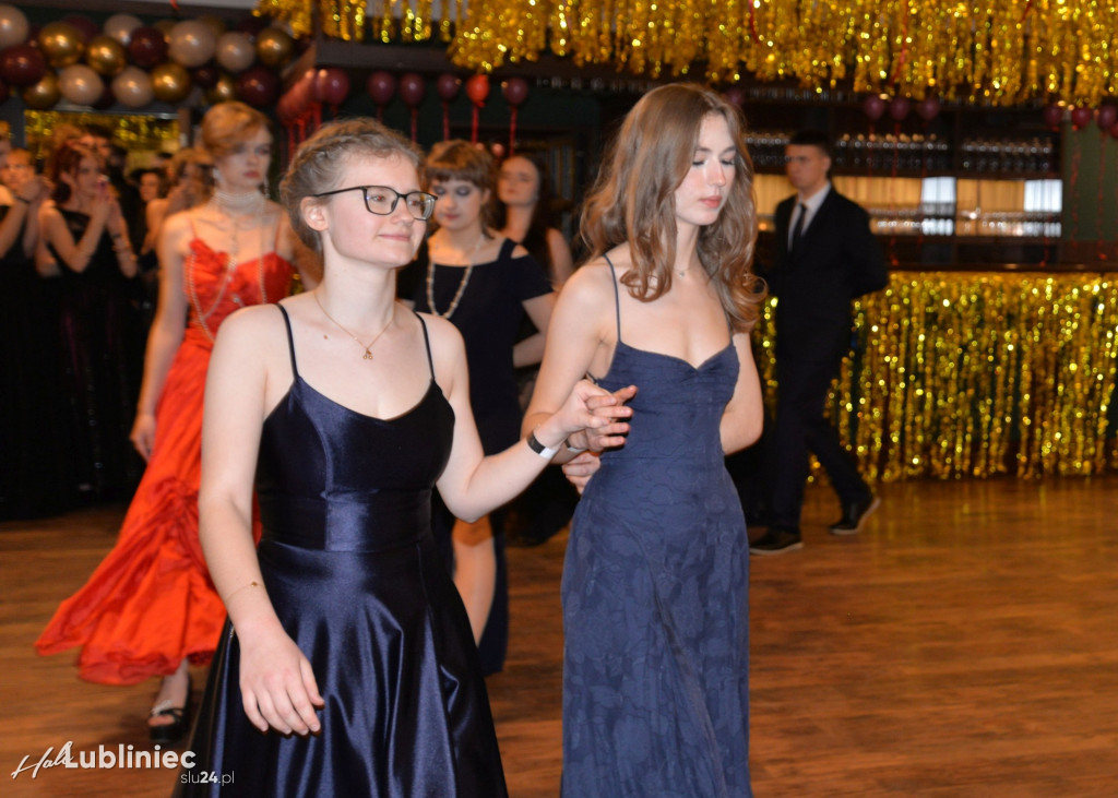 Studniówka Mickiewicza. Młodość, taniec, zabawa