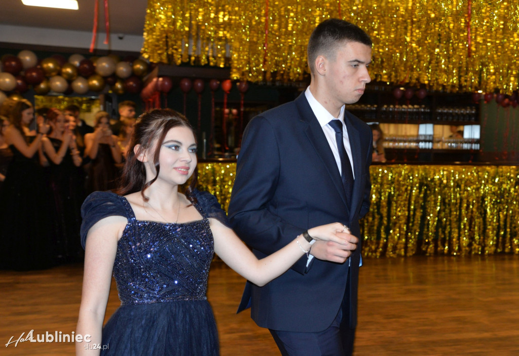 Studniówka Mickiewicza. Młodość, taniec, zabawa