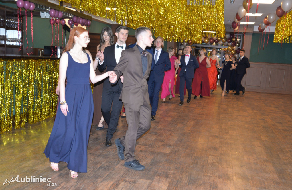 Studniówka Mickiewicza. Młodość, taniec, zabawa